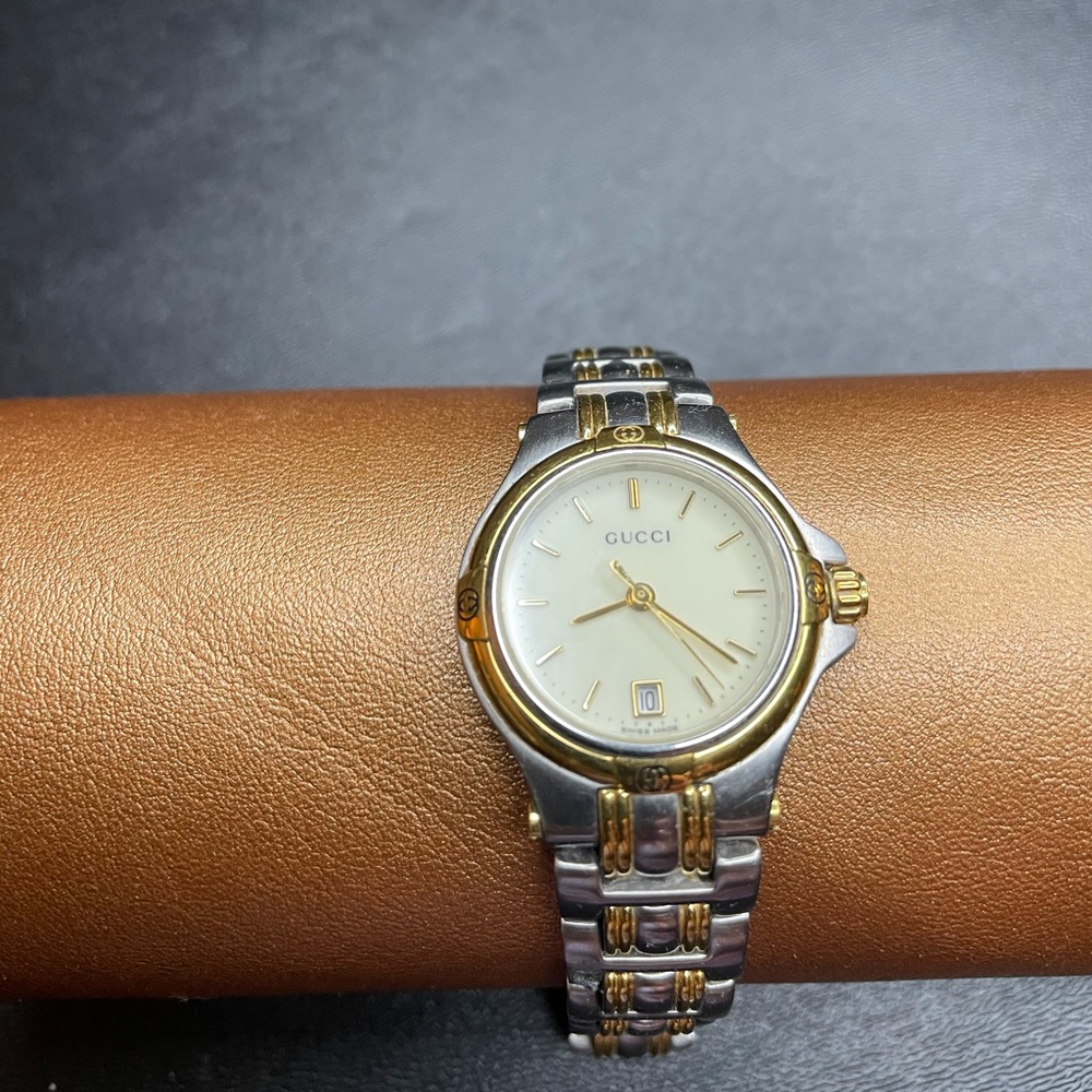 Gucci ladies watch. Model 9040L stainless